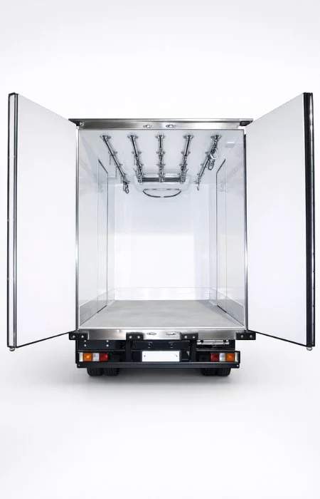Caisse viande — portes ouvertes, rails de suspension inox