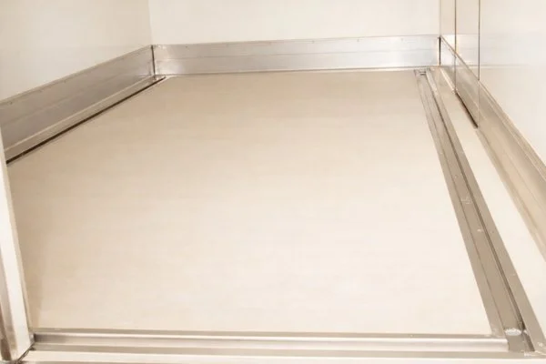 Intérieur caisse frigorifique — accessoires inox, plancher industriel